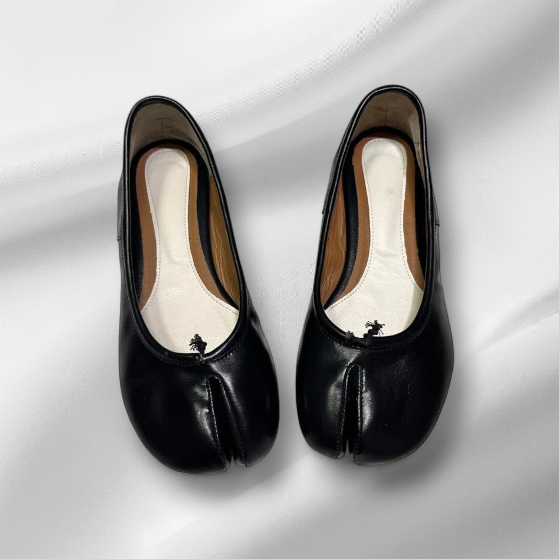 The Classic Noir Tabi Shoes