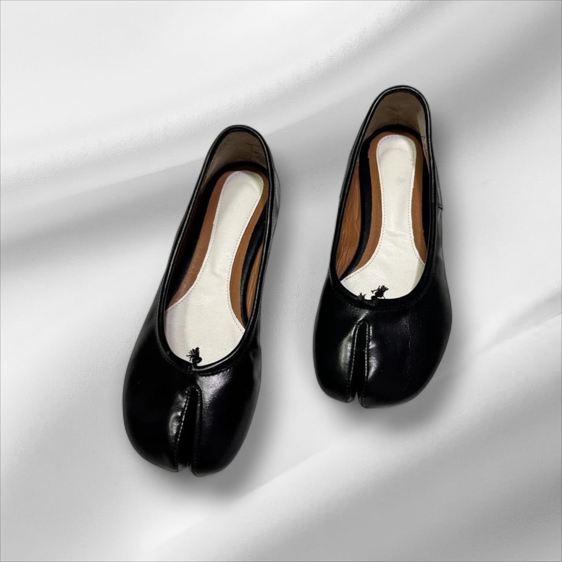 The Classic Noir Tabi Shoes